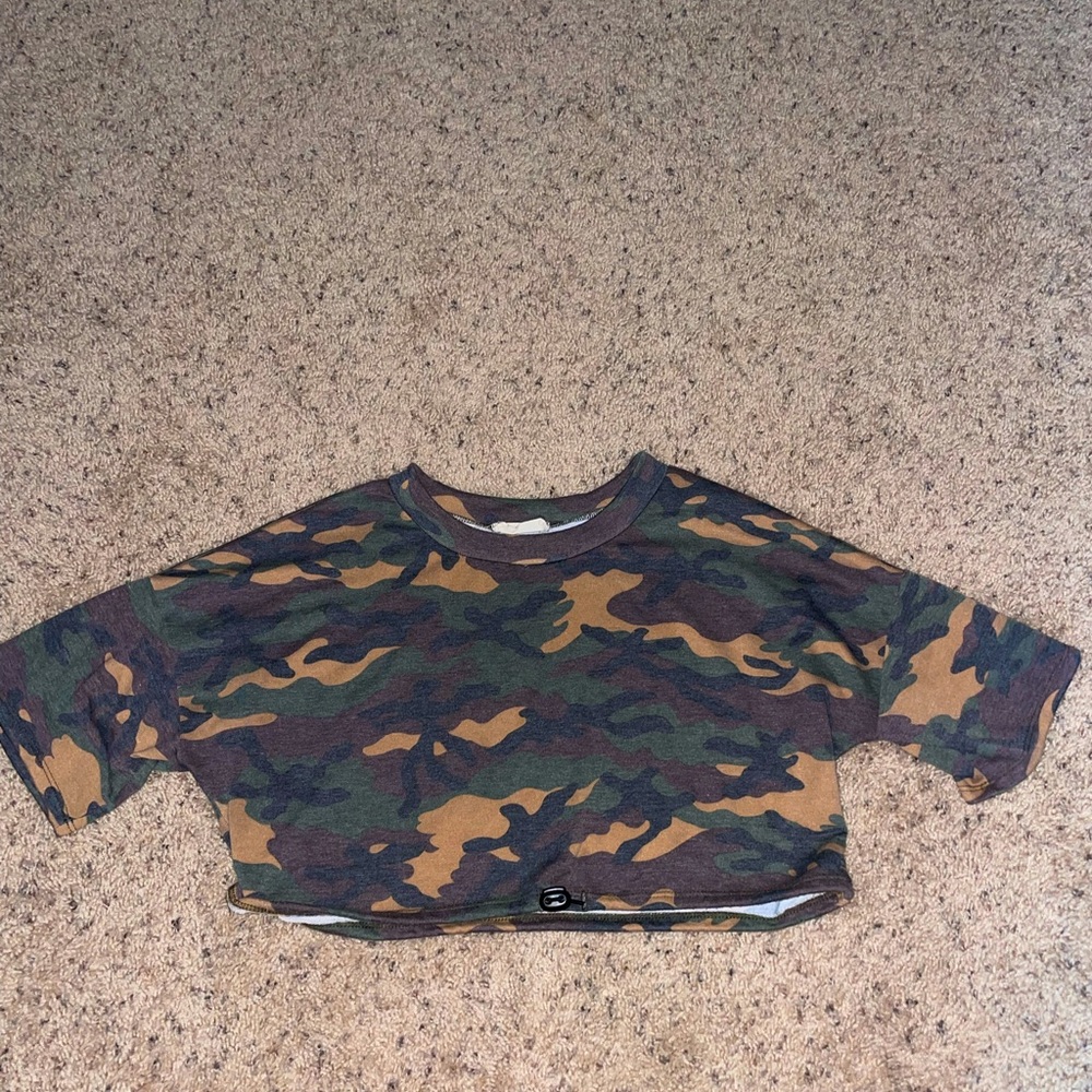 No size tag but fits like a medium!! Cute crop top!!